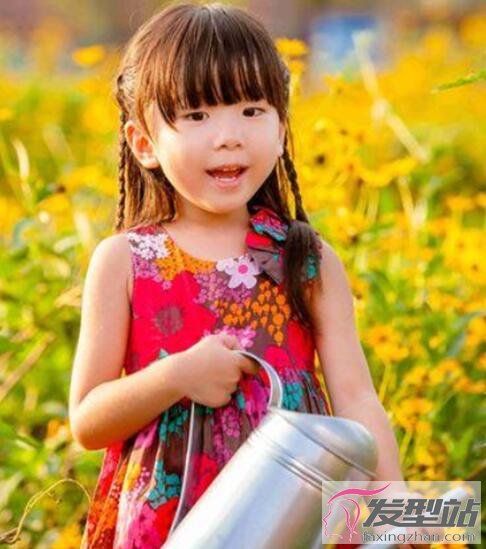 小女孩齊劉海扎發(fā)發(fā)型