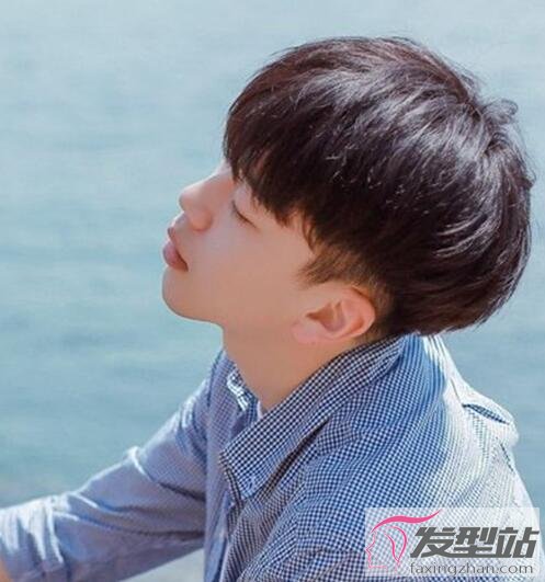 男生蘑菇頭短發(fā)