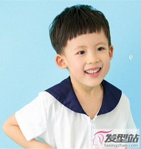 小男孩眉上劉海發(fā)型