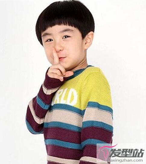 小男孩眉上劉海發(fā)型
