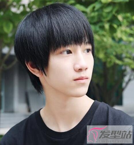 男生黑色短發(fā)發(fā)型