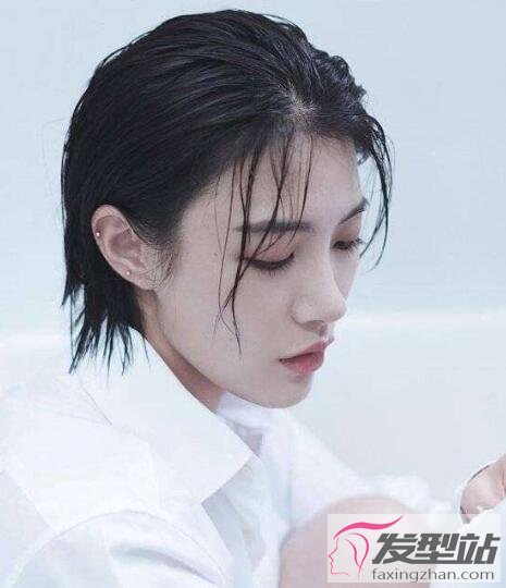 女生濕發(fā)造型