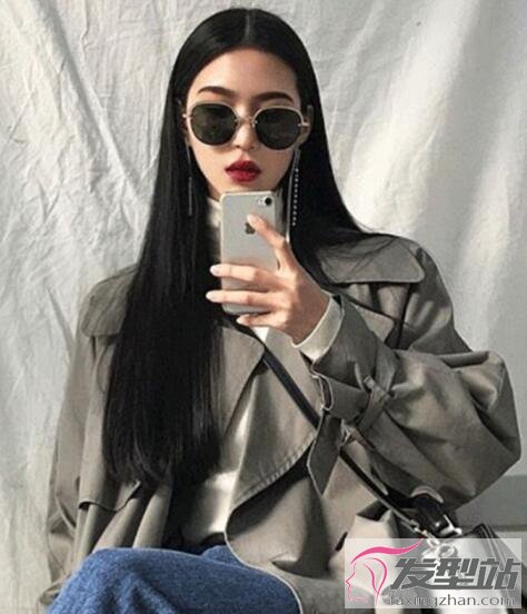 女生長直發(fā)發(fā)型