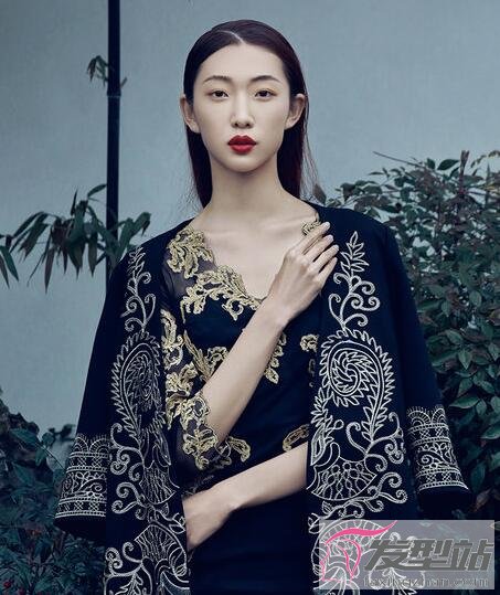 女生長直發(fā)發(fā)型