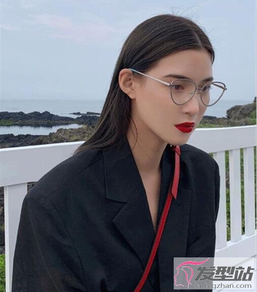 女生長直發(fā)發(fā)型