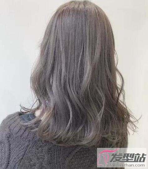 女生亞麻灰色染發(fā)