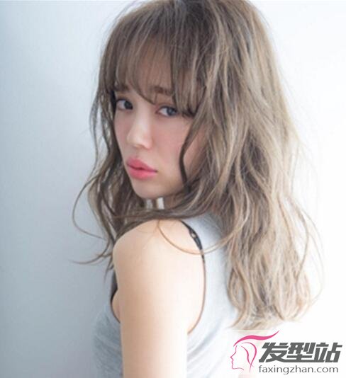 女生亞麻灰色染發(fā)