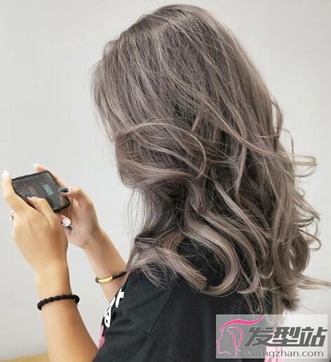 女生亞麻灰色染發(fā)
