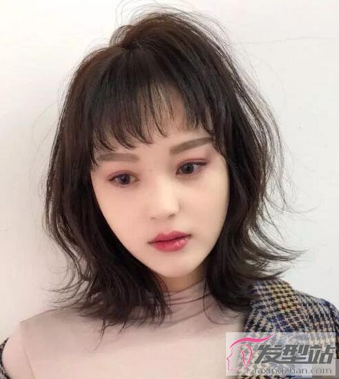 女生魚尾卷短發(fā)