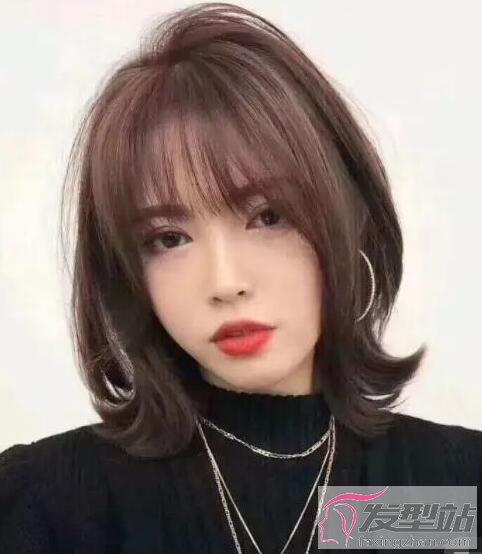 女生魚尾卷短發(fā)
