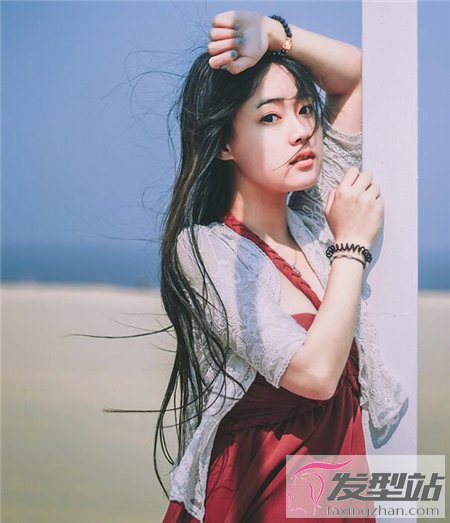 女生及腰長卷發(fā)發(fā)型