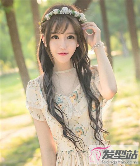 女生及腰長卷發(fā)發(fā)型