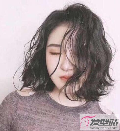 女生空氣燙短發(fā)發(fā)型