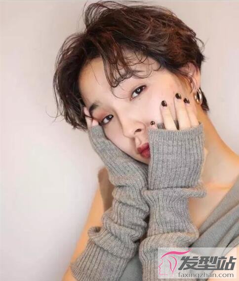 女生空氣燙短發(fā)發(fā)型