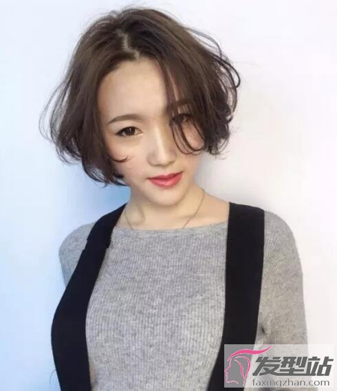 女生空氣燙短發(fā)發(fā)型