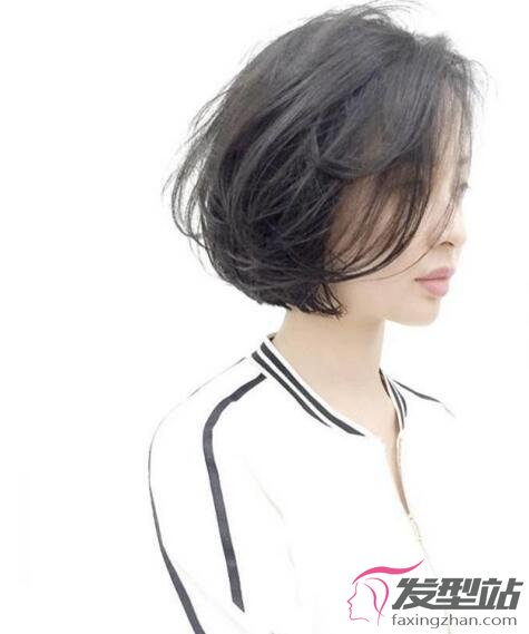 女生空氣燙短發(fā)發(fā)型