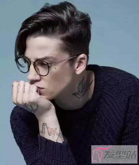 男生倒鉤劉海發(fā)型