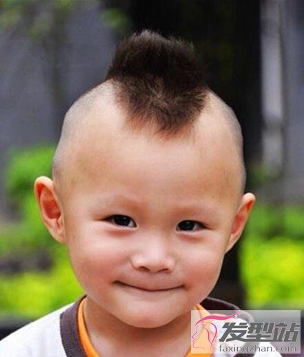 小男孩莫西干發(fā)型