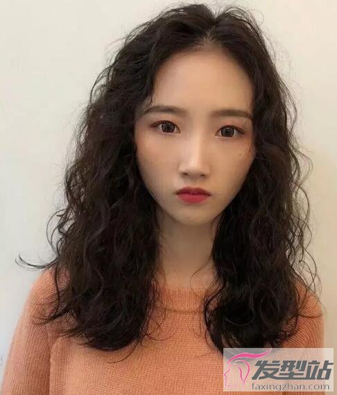 女生筷子燙發(fā)型