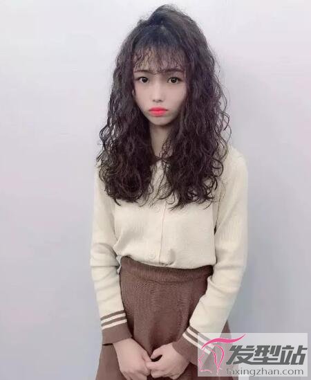 女生筷子燙發(fā)型