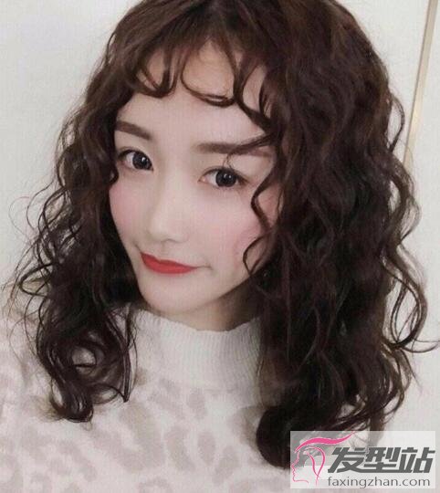 女生筷子燙發(fā)型