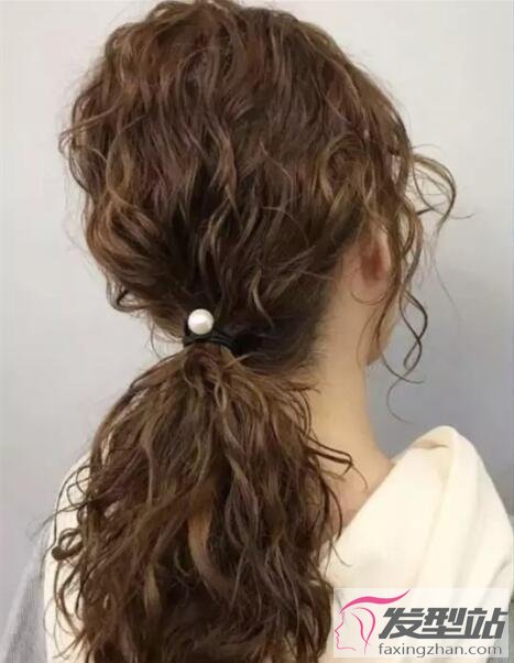 女生筷子燙發(fā)型