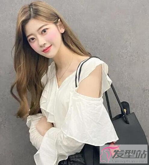 女生長(zhǎng)發(fā)燙發(fā)發(fā)型