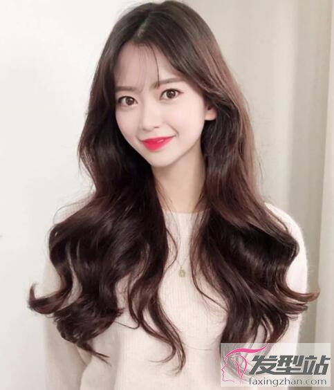 女生長(zhǎng)發(fā)燙發(fā)發(fā)型