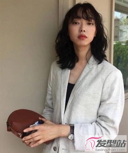 復(fù)古風(fēng)鎖骨發(fā)發(fā)型
