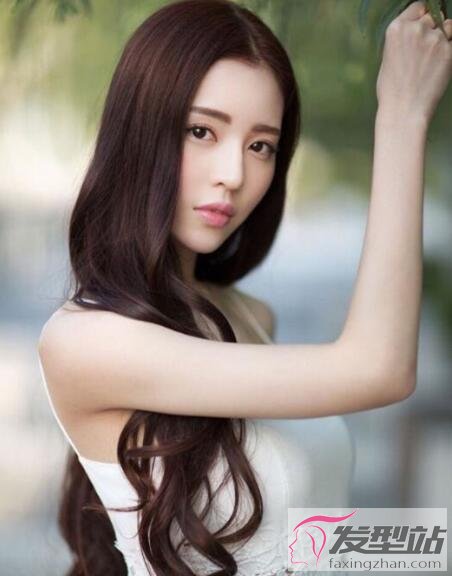 脖子粗女生長卷發(fā)
