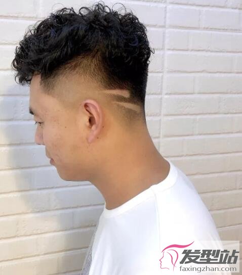 男生兩道杠發(fā)型