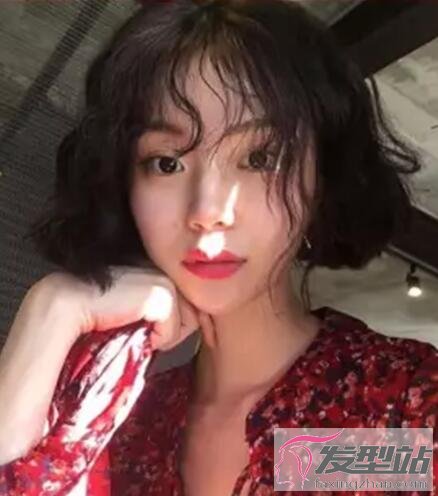 女生泰迪卷短發(fā)