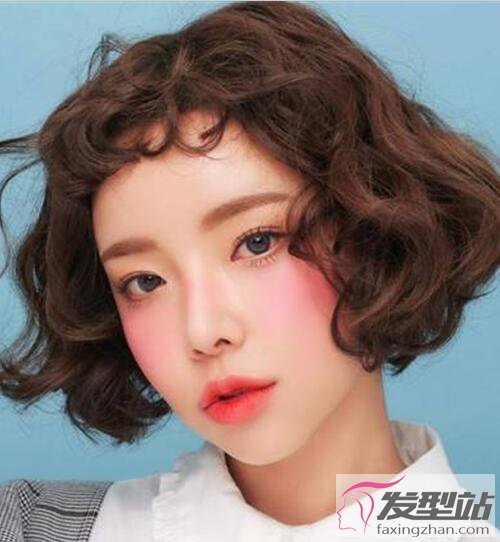 女生泰迪卷短發(fā)