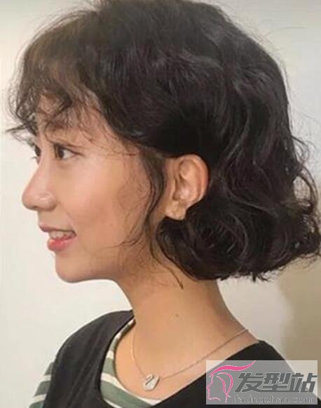 女生泰迪卷短發(fā)