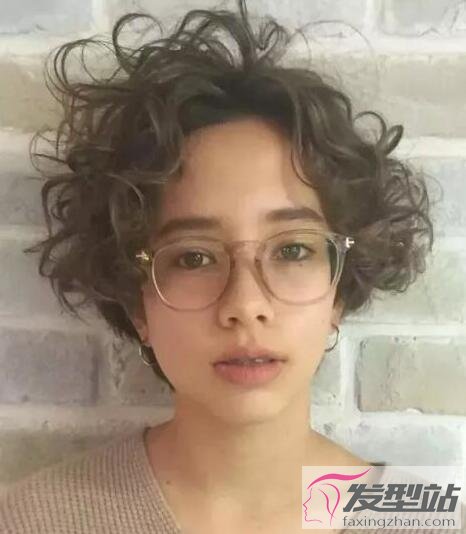 女生泰迪卷短發(fā)
