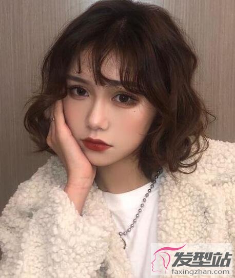 女生泰迪卷短發(fā)