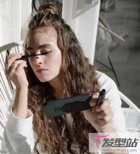 女生泡面頭發(fā)型