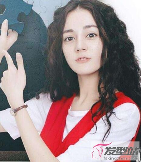 女生泡面頭發(fā)型