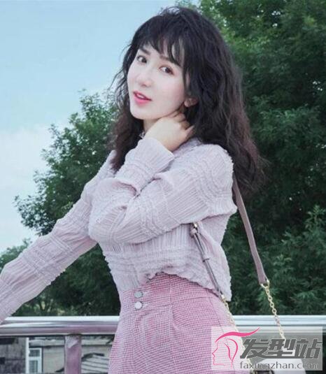 女生泡面頭發(fā)型