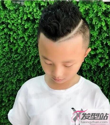 小男孩一道杠發(fā)型