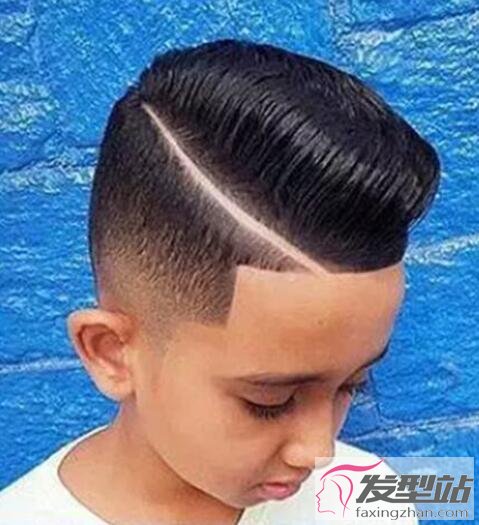 小男孩一道杠發(fā)型
