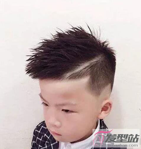 小男孩一道杠發(fā)型