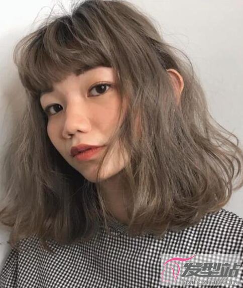 女生搭肩燙發(fā)型
