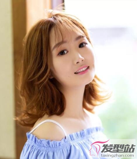 女生搭肩燙發(fā)型