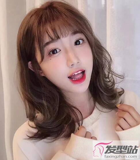 女生搭肩燙發(fā)型
