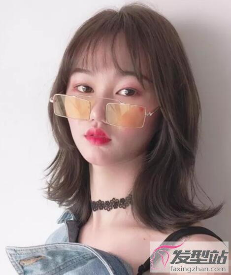 女生搭肩燙發(fā)型