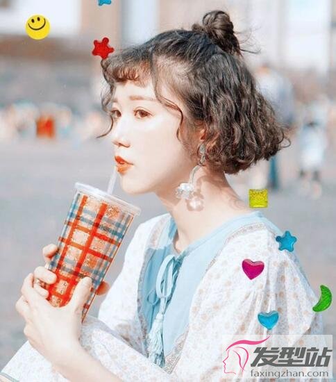 女生小卷燙短發(fā)