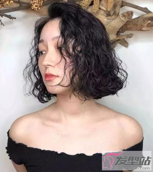 女生小卷燙短發(fā)