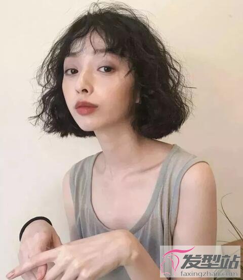 女生小卷燙短發(fā)