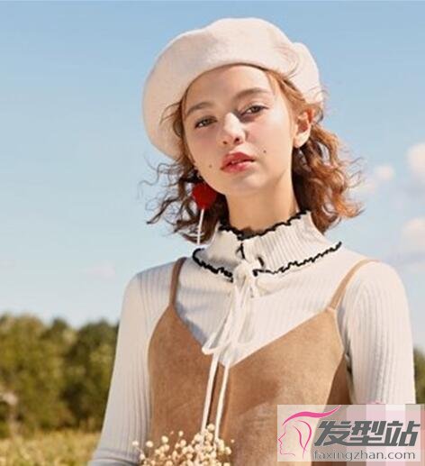 女生小卷燙短發(fā)